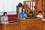 子ども国会議長の開会宣言の写真