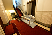 中央玄関脇階段の昇降機の写真