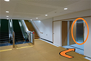 連絡地下道と新設エレベーター入口の写真