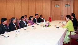 ホアン・ビン・クワン・ベトナム共産党中央対外委員長一行の参議院訪問（平成22年3月18日）の写真　クリックすると拡大写真がご覧いただけます