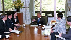 ウィーラサック・フートラクーン・駐日タイ王国特命全権大使の参議院訪問（平成22年5月17日）の写真　クリックすると拡大写真がご覧いただけます