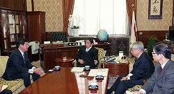 レンツェンドー・ジグジッド駐日モンゴル国特命全権大使の参議院訪問（平成22年11月2日）の写真　クリックすると拡大写真がご覧いただけます