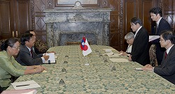 トンルン・シースリット・ラオス人民民主共和国副首相兼外務大臣一行の参議院訪問（平成23年8月3日）の写真　クリックすると拡大写真がご覧いただけます