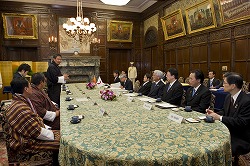 ナムギェ・ペンジョール・ブータン王国上院議長一行の参議院訪問（平成23年9月26日）の写真　クリックすると拡大写真がご覧いただけます