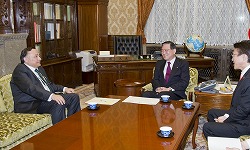 アブドルアジーズ・ビン・アルマス・トルキスターニ駐日サウジアラビア王国特命全権大使の参議院訪問（平成24年1月30日）の写真　クリックすると拡大写真がご覧いただけます