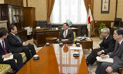 ソドブジャムツ・フレルバートル次期駐日モンゴル国特命全権大使の参議院訪問（平成24年2月13日）の写真　クリックすると拡大写真がご覧いただけます