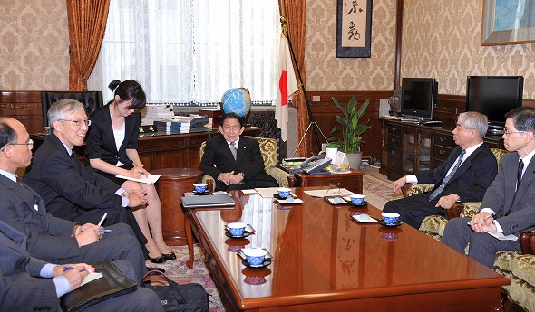 申ガク秀・次期駐日大韓民国特命全権大使の参議院訪問（平成23年6月28日）の写真　クリックすると元ファイルに戻ります