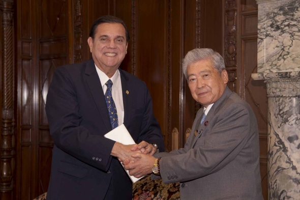 サウル・アラナ・カステジョン駐日ニカラグア共和国特命全権大使の参議院訪問（平成28年9月6日）の写真　クリックすると元ファイルに戻ります