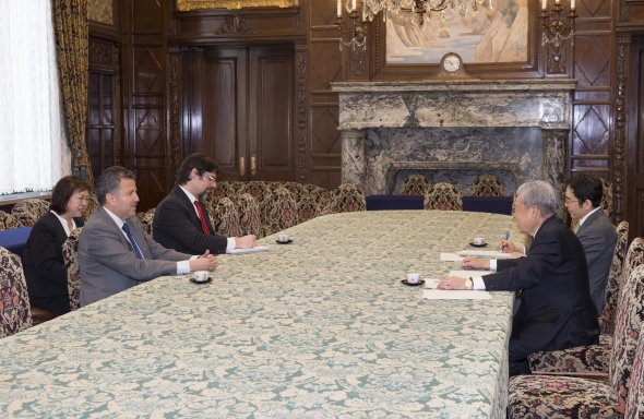 グスタボ・アジャレス・オサンドン次期駐日チリ共和国特命全権大使の参議院訪問（平成29年4月13日）の写真　クリックすると元ファイルに戻ります