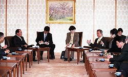 ニコム・ワイヤラットパーニット・タイ王国上院第一副議長一行の参議院訪問（平成21年5月22日）の写真　クリックすると拡大写真がご覧いただけます