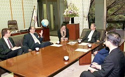 ヌルディーン・ベン・ファルハット・ハシェッド・駐日チュニジア共和国特命全権大使の参議院訪問（平成21年11月11日）の写真　クリックすると拡大写真がご覧いただけます