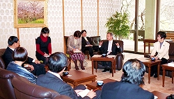 陳昊蘇中国人民対外友好協会会長一行の参議院訪問（平成22年2月8日）の写真　クリックすると拡大写真がご覧いただけます
