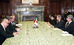トライアン・バセスク・ルーマニア大統領一行の参議院訪問（平成22年3月10日）の写真　クリックすると拡大写真がご覧いただけます