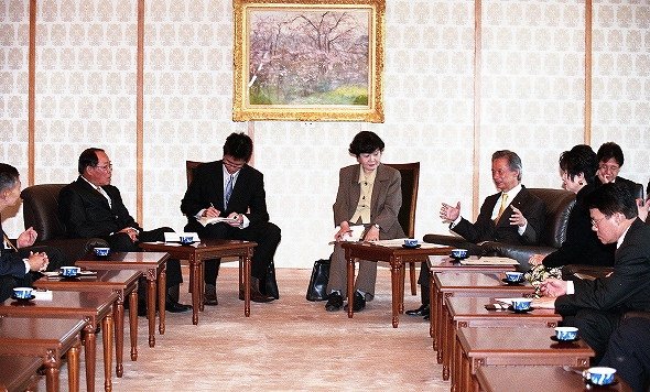 ニコム・ワイヤラットパーニット・タイ王国上院第一副議長一行の参議院訪問（平成21年5月22日）の写真　クリックすると元ファイルに戻ります