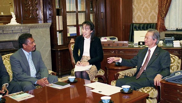 アドリアノ・ド・ナシメント・東ティモール・日本友好議員連盟会長一行の参議院訪問（平成21年12月15日）の写真　クリックすると元ファイルに戻ります