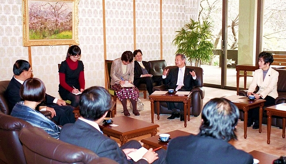 陳昊蘇中国人民対外友好協会会長一行の参議院訪問（平成22年2月8日）の写真　クリックすると元ファイルに戻ります