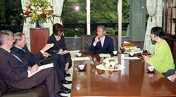 ヒュー・リチャードソン・駐日欧州連合代表部大使の参議院訪問（平成22年5月26日）の写真　クリックすると拡大写真がご覧いただけます