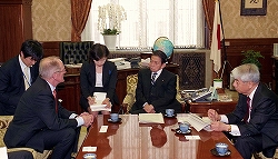 ジョゼフ・ダイス第６５回国連総会議長一行の参議院訪問（平成22年10月29日）の写真　クリックすると拡大写真がご覧いただけます