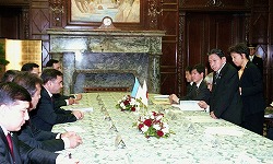イルギザル・ソビロフ・ウズベキスタン共和国最高会議上院議長一行の参議院訪問（平成22年12月13日）の写真　クリックすると拡大写真がご覧いただけます
