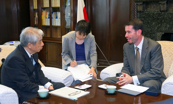 ミゲル・フラスキーリョ・ポルトガル日本友好議員連盟会長の参議院訪問（平成24年9月26日）の写真　クリックすると元ファイルに戻ります