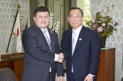 ファルフ・イスロムジョノヴィチ・トゥルスノフ駐日ウズベキスタン共和国特命全権大使の参議院訪問（平成25年9月20日）の写真　クリックすると拡大写真がご覧いただけます