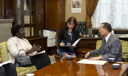 ベティ・グレース・アケチ－オクロ駐日ウガンダ共和国特命全権大使の参議院訪問（平成25年10月22日）の写真　クリックすると拡大写真がご覧いただけます