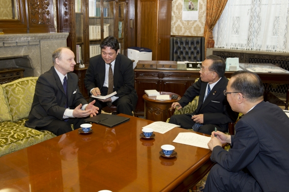 トイヴォ・タサ駐日エストニア共和国特命全権大使の参議院訪問（平成26年7月7日）の写真　クリックすると元ファイルに戻ります