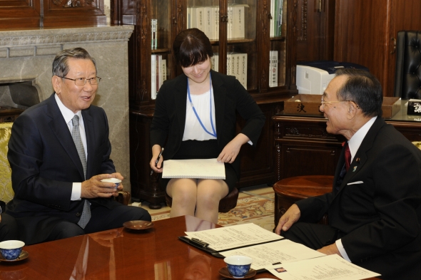 柳興洙・駐日大韓民国特命全権大使の参議院訪問（平成26年10月1日）の写真　クリックすると元ファイルに戻ります