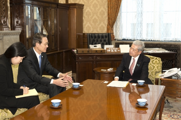 李洙勲・駐日大韓民国特命全権大使の参議院訪問（平成30年1月30日）の写真　クリックすると元ファイルに戻ります