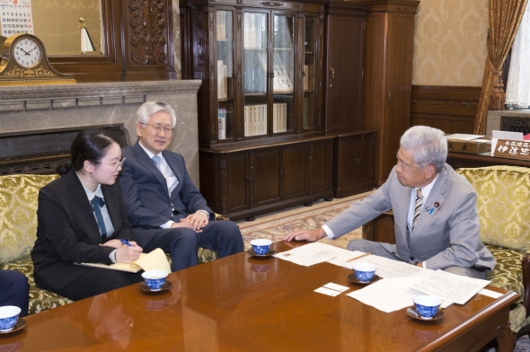 南官杓・駐日大韓民国特命全権大使の参議院訪問（令和元年6月11日）の写真　クリックすると元ファイルに戻ります