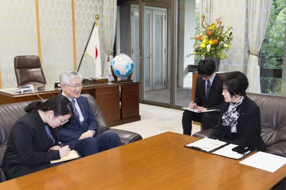 南官杓・駐日大韓民国特命全権大使の参議院訪問（令和元年9月25日）の写真　クリックすると元ファイルに戻ります