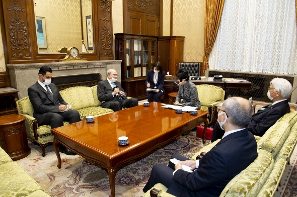ターヘル・マスリー・ヨルダン元首相の参議院訪問（令和2年11月12日）の写真　クリックすると元ファイルに戻ります
