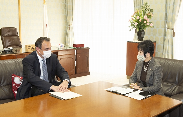 フィリップ・セトン駐日フランス共和国次期大使の参議院訪問（令和2年11月18日）の写真　クリックすると元ファイルに戻ります