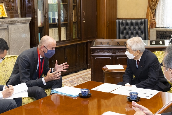 ジャン＝エリック・パケ駐日欧州連合次期大使の参議院訪問（令和4年10月20日）の写真　クリックすると元ファイルに戻ります