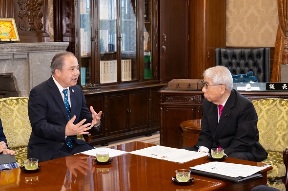 シントン・ラーピセートパン駐日タイ王国特命全権大使の参議院訪問（令和5年8月30日）の写真　クリックすると元ファイルに戻ります