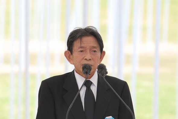 沖縄全戦没者追悼式に参議院議長が出席（平成23年6月23日）の写真その１　クリックすると拡大写真がご覧いただけます