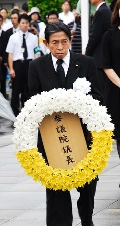 長崎原爆犠牲者慰霊平和祈念式典に参議院議長が参列（平成23年8月9日）の写真　クリックすると拡大写真がご覧いただけます
