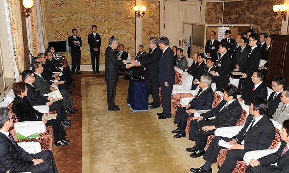 東京電力福島原子力発電所事故調査委員会委員長及び同委員任命式（平成23年12月8日）の写真　クリックすると拡大写真がご覧いただけます