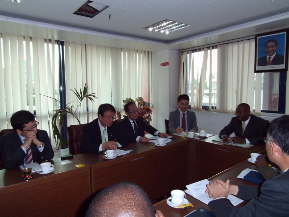 キゴダ産業貿易大臣との会談（タンザニア）（平成25年3月8日～14日）の写真　クリックすると拡大写真がご覧いただけます