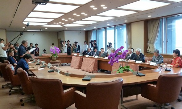 予算委員会委員派遣第１班　沖縄県知事との意見交換（平成25年4月30日）の写真　クリックすると拡大写真がご覧いただけます