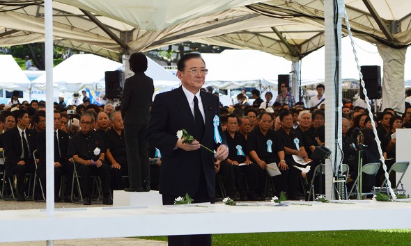 沖縄全戦没者追悼式に参議院議長が出席（平成25年6月23日）の写真　クリックすると拡大写真がご覧いただけます