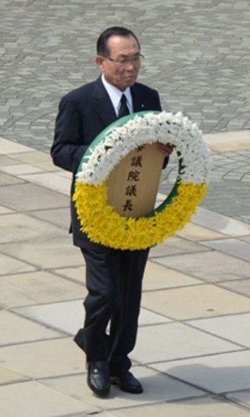 長崎原爆犠牲者慰霊平和祈念式典に参議院議長が参列(平成２５年８月９日)の写真　クリックすると拡大写真がご覧いただけます