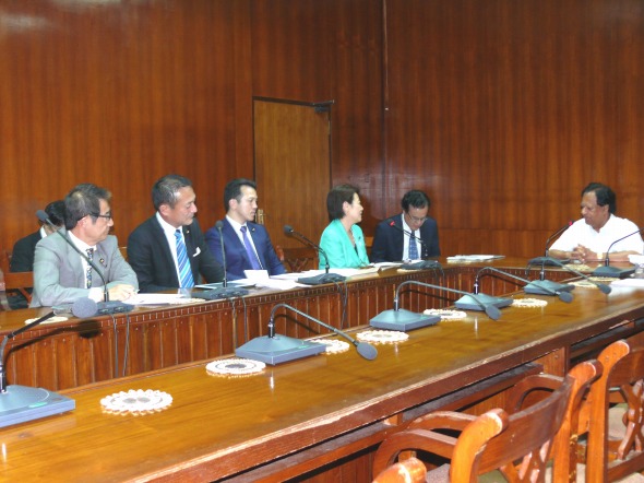 アムヌガマ国際資金協力担当上級大臣との会談（スリランカ）（平成25年9月18日～28日）の写真　クリックすると拡大写真がご覧いただけます