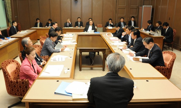選挙制度協議会（第２回）（平成25年10月4日）の写真　クリックすると拡大写真がご覧いただけます