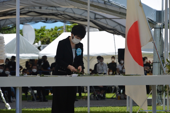 沖縄全戦没者追悼式に参議院議長が出席（令和4年6月23日）クリックすると拡大写真がご覧いただけます