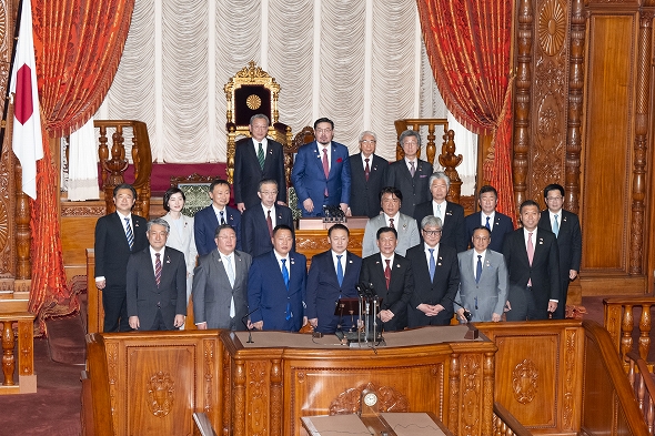 ザンダンシャタル・モンゴル国国家大会議議長一行参議院訪問（令和5年3月3日）、議場での記念写真　クリックすると拡大写真がご覧いただけます