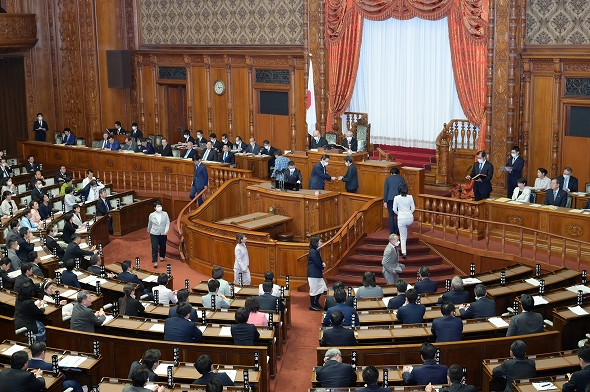 令和５年度総予算３案採決（令和5年3月28日）の写真　クリックすると拡大写真がご覧いただけます
