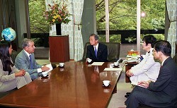 ブラゴヴェスト・センドフ・駐日ブルガリア共和国特命全権大使の参議院訪問（平成21年9月9日）の写真　クリックすると拡大写真がご覧いただけます