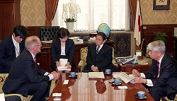ジョゼフ・ダイス第６５回国連総会議長一行の参議院訪問（平成22年10月29日）の写真　クリックすると拡大写真がご覧いただけます