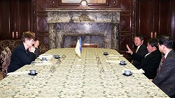 ヘレン・クラーク国際連合開発計画（UNDP）総裁一行の参議院訪問（平成22年12月1日）の写真　クリックすると拡大写真がご覧いただけます